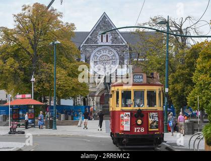 210222 -- CHRISTCHURCH, 22. Februar 2021 -- Eine Straßenbahn für den Touristenverkehr fährt am Standort des Projekts zur Wiederbelebung der Christchurch Cathedral in Christchurch, Neuseeland, am 22. Februar 2021 vorbei. Die Christchurch Cathedral, ein Wahrzeichen in der südneuseeländischen Stadt Christchurch, wurde bei einem Erdbeben, das die Stadt Ende Dezember 2011 erschütterte, schwer beschädigt. Seit fast zehn Jahren werden Wiederaufbauarbeiten durchgeführt, bevor der größte Teil des Gebäudes wiederhergestellt wird. NEUSEELAND-CHRISTCHURCH-CATHEDRAL-REINSTATEMENT GuoxLei PUBLICATIONxNOTxINxCHN Stockfoto