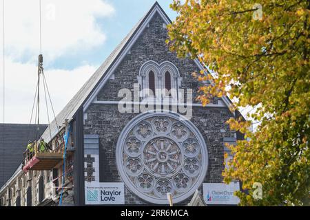 210222 -- CHRISTCHURCH, 22. Februar 2021 -- Arbeiter arbeiten am Standort des Projekts zur Wiederinbetriebnahme der Christchurch Cathedral in Christchurch, Neuseeland, 22. Februar 2021. Die Christchurch Cathedral, ein Wahrzeichen in der südneuseeländischen Stadt Christchurch, wurde bei einem Erdbeben, das die Stadt Ende Dezember 2011 erschütterte, schwer beschädigt. Seit fast zehn Jahren werden Wiederaufbauarbeiten durchgeführt, bevor der größte Teil des Gebäudes wiederhergestellt wird. NEUSEELAND-CHRISTCHURCH-CATHEDRAL-REINSTATEMENT GuoxLei PUBLICATIONxNOTxINxCHN Stockfoto