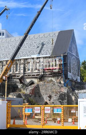 210222 -- CHRISTCHURCH, 22. Februar 2021 -- Arbeiter arbeiten am Standort des Projekts zur Wiederinbetriebnahme der Christchurch Cathedral in Christchurch, Neuseeland, 22. Februar 2021. Die Christchurch Cathedral, ein Wahrzeichen in der südneuseeländischen Stadt Christchurch, wurde bei einem Erdbeben, das die Stadt Ende Dezember 2011 erschütterte, schwer beschädigt. Seit fast zehn Jahren werden Wiederaufbauarbeiten durchgeführt, bevor der größte Teil des Gebäudes wiederhergestellt wird. NEUSEELAND-CHRISTCHURCH-CATHEDRAL-REINSTATEMENT GuoxLei PUBLICATIONxNOTxINxCHN Stockfoto