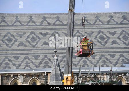 210222 -- CHRISTCHURCH, 22. Februar 2021 -- Arbeiter arbeiten am Standort des Projekts zur Wiederinbetriebnahme der Christchurch Cathedral in Christchurch, Neuseeland, 22. Februar 2021. Die Christchurch Cathedral, ein Wahrzeichen in der südneuseeländischen Stadt Christchurch, wurde bei einem Erdbeben, das die Stadt Ende Dezember 2011 erschütterte, schwer beschädigt. Seit fast zehn Jahren werden Wiederaufbauarbeiten durchgeführt, bevor der größte Teil des Gebäudes wiederhergestellt wird. NEUSEELAND-CHRISTCHURCH-CATHEDRAL-REINSTATEMENT GuoxLei PUBLICATIONxNOTxINxCHN Stockfoto