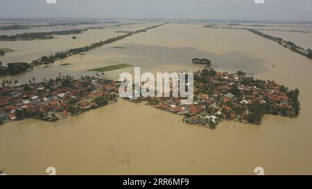 210222 -- WEST JAVA, 22. Februar 2021 -- Luftaufnahme am 22. Februar 2021 zeigt Häuser, die aufgrund der hohen Regenintensität und des Überflusses des Citarum River in Bekasi, West Java, Indonesien, von Überschwemmungen überflutet wurden. Foto von /Xinhua INDONESIA-WEST JAVA-FLOOD JefrixTarigan PUBLICATIONxNOTxINxCHN Stockfoto