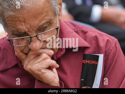 210222 -- CHRISTCHURCH, 22. Februar 2021 -- Ein Mann besucht den Gedenkgottesdienst in Christchurch, Neuseeland, 22. Februar 2021. Am Montag fand in Neuseelands zweitgrößter Stadt Christchurch ein Gedenkgottesdienst statt, um den 10. Jahrestag eines gewaltsamen und zerstörerischen Erdbebens zu begehen, das 185 Menschenleben forderte und mehr als 20 Nationen umfasste, darunter 24 chinesische Studenten. Ein Beben der Stärke 6,3 traf die Stadt am 22. Februar 2011 mit einer Tiefe von nur 4 km Der damalige Premierminister John Key beschrieb die Katastrophe als den dunkelsten Tag Neuseelands. NEUSEELAND-CHRISTCHURCH-ERDBEBEN-JAHRESTAG GUOXLEI PUBLIC Stockfoto