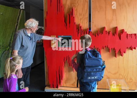 210222 -- CHRISTCHURCH, 22. Februar 2021 -- Menschen besuchen ein Beben-Museum in Christchurch, Neuseeland, 22. Februar 2021. Am Montag fand in Neuseelands zweitgrößter Stadt Christchurch ein Gedenkgottesdienst statt, um den 10. Jahrestag eines gewaltsamen und zerstörerischen Erdbebens zu begehen, das 185 Menschenleben forderte und mehr als 20 Nationen umfasste, darunter 24 chinesische Studenten. Ein Beben der Stärke 6,3 traf die Stadt am 22. Februar 2011 mit einer Tiefe von nur 4 km Der damalige Premierminister John Key beschrieb die Katastrophe als den dunkelsten Tag Neuseelands. NEUSEELAND-CHRISTCHURCH-ERDBEBEN-JAHRESTAG GuoxLei PUBLICATIONXN Stockfoto