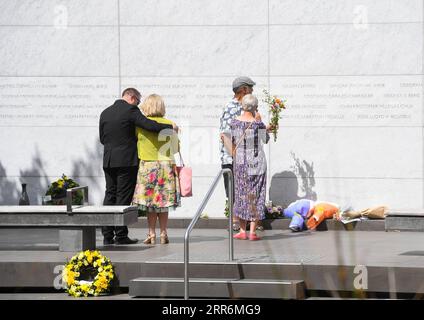 210222 -- CHRISTCHURCH, 22. Februar 2021 -- Menschen besuchen den Gedenkgottesdienst in Christchurch, Neuseeland, 22. Februar 2021. Am Montag fand in Neuseelands zweitgrößter Stadt Christchurch ein Gedenkgottesdienst statt, um den 10. Jahrestag eines gewaltsamen und zerstörerischen Erdbebens zu begehen, das 185 Menschenleben forderte und mehr als 20 Nationen umfasste, darunter 24 chinesische Studenten. Ein Beben der Stärke 6,3 traf die Stadt am 22. Februar 2011 mit einer Tiefe von nur 4 km Der damalige Premierminister John Key beschrieb die Katastrophe als den dunkelsten Tag Neuseelands. NEUSEELAND-CHRISTCHURCH-ERDBEBEN-JAHRESTAG GUOXLEI PUBLIC Stockfoto