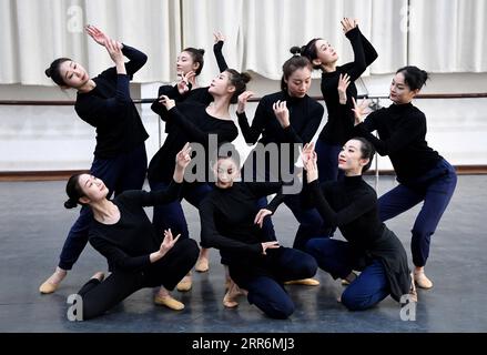 210222 -- ZHENGZHOU, 22. Februar 2021 -- Tänzer üben im Zhengzhou Song and Dance Theater in Zhengzhou, Provinz Henan in Zentralchina, 20. Februar 2021. 14 Tänzer des Zhengzhou Song and Dance Theaters waren sehr beschäftigt, seit der Tanz, den sie aufführten, viral online ging. Die Vorstellung, genannt Bankett des Tang Palastes, wurde auf der Frühjahrsfestgala der Provinz Henan inszeniert. Mit brillanten Choreografien und Darbietungen hat der Tanz fast schon alte Tanzfiguren der Tang-Dynastie 618-907 zum Leben erweckt. Die Vorstellung Bankett des Tang Palace, inspiriert von den tanzenden Figuren, die in gezeigt werden Stockfoto