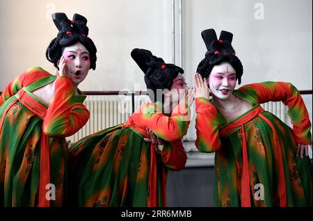 210222 -- ZHENGZHOU, 22. Februar 2021 -- Tänzer üben im Zhengzhou Song and Dance Theater in Zhengzhou, Provinz Henan in Zentralchina, 20. Februar 2021. 14 Tänzer des Zhengzhou Song and Dance Theaters waren sehr beschäftigt, seit der Tanz, den sie aufführten, viral online ging. Die Vorstellung, genannt Bankett des Tang Palastes, wurde auf der Frühjahrsfestgala der Provinz Henan inszeniert. Mit brillanten Choreografien und Darbietungen hat der Tanz fast schon alte Tanzfiguren der Tang-Dynastie 618-907 zum Leben erweckt. Die Vorstellung Bankett des Tang Palace, inspiriert von den tanzenden Figuren, die in gezeigt werden Stockfoto
