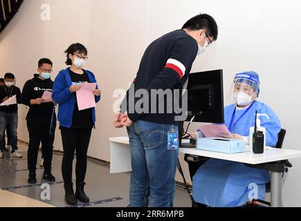 210222 -- PEKING, 22. Februar 2021 -- Ein medizinischer Mitarbeiter 1st R gibt persönliche Daten der Mitarbeiter an einer temporären COVID-19-Impfstelle bei einem Unternehmen im ZPark Phase 2 im Haidian Bezirk Peking, Hauptstadt von China, 22. Februar 2021 Ein. Es wird voraussichtlich zwei Tage dauern, bis die Impfung von mehr als 3.800 Mitarbeitern des Unternehmens abgeschlossen ist. CHINA-PEKING-HAIDIAN-IMPFUNG CN RenxChao PUBLICATIONxNOTxINxCHN Stockfoto