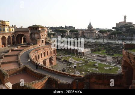 210223 -- ROM, 23. Februar 2021 -- Besucher mit Gesichtsmasken spazieren auf dem Trajansmarkt in Rom, Italien, 22. Februar 2021. Italien verlängerte am Montag ein interregionales Einreiseverbot um einen weiteren Monat, da die Gesundheitsbehörden trotz eines relativ stabilen Pandemieszenarios zunehmend besorgt über die Verbreitung von Coronavirus-Varianten waren. ITALIEN-ROM-REGIONALE VERLÄNGERUNG DES REISEVERBOTS CHENGXTINGTING PUBLICATIONXNOTXINXCHN Stockfoto