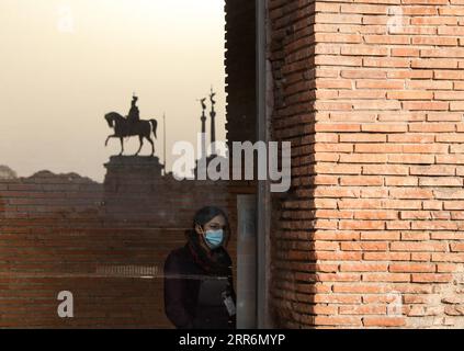 210223 -- ROM, 23. Februar 2021 -- Ein Mitarbeiter, Der eine Gesichtsmaske trägt, arbeitet auf dem Trajansmarkt in Rom, Italien, 22. Februar 2021. Italien verlängerte am Montag ein interregionales Einreiseverbot um einen weiteren Monat, da die Gesundheitsbehörden trotz eines relativ stabilen Pandemieszenarios zunehmend besorgt über die Verbreitung von Coronavirus-Varianten waren. ITALIEN-ROM-REGIONALE VERLÄNGERUNG DES REISEVERBOTS CHENGXTINGTING PUBLICATIONXNOTXINXCHN Stockfoto