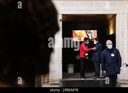 210223 -- ROM, 23. Februar 2021 -- Mitarbeiter, die Gesichtsmasken tragen, arbeiten auf dem Trajansmarkt in Rom, Italien, 22. Februar 2021. Italien verlängerte am Montag ein interregionales Einreiseverbot um einen weiteren Monat, da die Gesundheitsbehörden trotz eines relativ stabilen Pandemieszenarios zunehmend besorgt über die Verbreitung von Coronavirus-Varianten waren. ITALIEN-ROM-REGIONALE VERLÄNGERUNG DES REISEVERBOTS CHENGXTINGTING PUBLICATIONXNOTXINXCHN Stockfoto