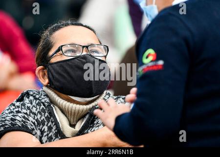 210223 -- ECATEPEC, 23. Februar 2021 -- Ein Mediziner geimpft einen Bürger mit einem COVID-19-Impfstoff, der vom chinesischen Pharmaunternehmen Sinovac an einer Impfstelle in Ecatepec, Mexiko, am 22. Februar 2021 entwickelt wurde. Die mexikanischen Gesundheitsbehörden begannen am Montag, ältere Erwachsene mit einem COVID-19-Impfstoff zu impfen, der vom chinesischen Pharmaunternehmen Sinovac entwickelt wurde, nachdem am Samstag eine Lieferung von Dosen eintraf. Die mexikanische Regierung bezeichnete die erste Lieferung des Sinovac-Impfstoffs, um in Ecatepec, einer Stadt im Zentralstaat Mexikos, am Rande der Hauptstadt Mexiko-Stadt, eintreffen zu können. Früh im Stockfoto