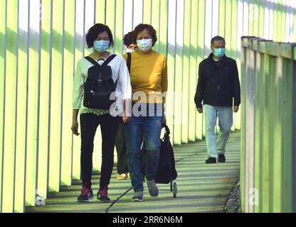 210223 -- HONGKONG, 23. Februar 2021 -- Menschen mit Gesichtsmasken gehen auf der Straße in Hongkong, Südchina, 23. Februar 2021. Das Zentrum für Gesundheitsschutz in Hongkong (CHP) meldete am Dienstag 12 weitere bestätigte COVID-19-Fälle und erreichte damit insgesamt 896 Fälle. CHINA-HONGKONG-COVID-19-FÄLLE CN LOXPINGXFAI PUBLICATIONXNOTXINXCHN Stockfoto