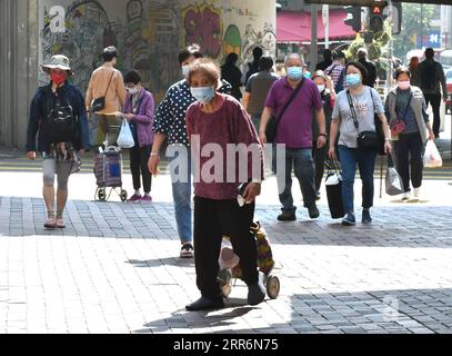 210223 -- HONGKONG, 23. Februar 2021 -- Menschen mit Gesichtsmasken gehen auf der Straße in Hongkong, Südchina, 23. Februar 2021. Das Zentrum für Gesundheitsschutz in Hongkong (CHP) meldete am Dienstag 12 weitere bestätigte COVID-19-Fälle und erreichte damit insgesamt 896 Fälle. CHINA-HONGKONG-COVID-19-FÄLLE CN LOXPINGXFAI PUBLICATIONXNOTXINXCHN Stockfoto