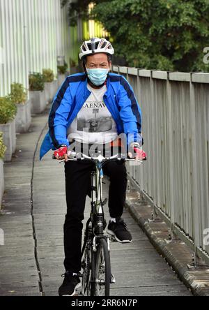 210223 -- HONGKONG, 23. Februar 2021 -- Ein Mann mit Gesichtsmaske fährt Ein Fahrrad in Hongkong, Südchina, 23. Februar 2021. Das Zentrum für Gesundheitsschutz in Hongkong (CHP) meldete am Dienstag 12 weitere bestätigte COVID-19-Fälle und erreichte damit insgesamt 896 Fälle. CHINA-HONGKONG-COVID-19-FÄLLE CN LOXPINGXFAI PUBLICATIONXNOTXINXCHN Stockfoto