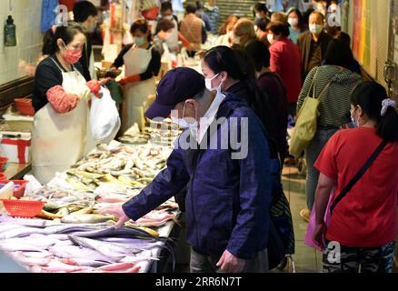 210223 -- HONGKONG, 23. Februar 2021 -- Menschen mit Gesichtsmasken besuchen einen Fischmarkt in Hongkong, Südchina, 23. Februar 2021. Das Zentrum für Gesundheitsschutz in Hongkong (CHP) meldete am Dienstag 12 weitere bestätigte COVID-19-Fälle und erreichte damit insgesamt 896 Fälle. CHINA-HONGKONG-COVID-19-FÄLLE CN LOXPINGXFAI PUBLICATIONXNOTXINXCHN Stockfoto