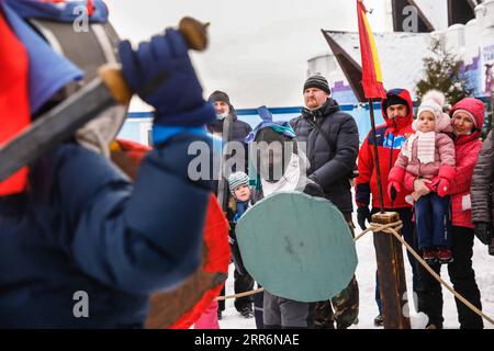 210223 -- MOSKAU, 23. Februar 2021 -- Kinder treten am 23. Februar 2021 in einem Vergnügungspark am Rande von Moskau in einem Turnierturnier zum Vaterlandtag an. Der Tag des Verteidigers des Vaterlandes ist ein russischer Nationalfeiertag am 23. Februar, an dem diejenigen geehrt werden, die in den Streitkräften dienen. Foto von /Xinhua RUSSIA-MOSCOW-THE DEFENDER OF THE VATERLAND DAY-FESTLICHE VERANSTALTUNG MaximxChernavsky PUBLICATIONxNOTxINxCHN Stockfoto