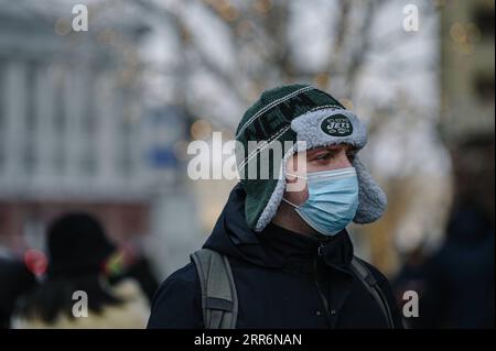 210223 -- MOSKAU, 23. Februar 2021 -- Ein Mann mit Maske geht am 23. Februar 2021 auf einer Straße in Moskau, Russland. Russland registrierte in den letzten 24 Stunden 11.823 neue COVID-19-Fälle, die niedrigste Zahl täglicher Infektionen seit Oktober, was die landesweite Zahl auf 4.189.153 erhöht, sagte das offizielle Überwachungs- und Reaktionszentrum am Dienstag. RUSSLAND-MOSKAU-COVID-19-FÄLLE EvgenyxSinitsyn PUBLICATIONxNOTxINxCHN Stockfoto