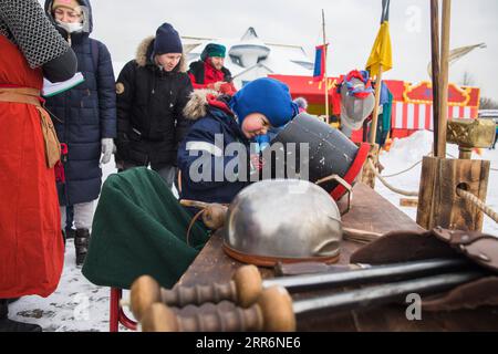 210223 -- MOSKAU, 23. Februar 2021 -- Ein Kind versucht, vor einem Turnierturnier einen mittelalterlichen Helm anzulegen, um den Tag des Verteidigers des Vaterlandes in einem Freizeitpark am Rande von Moskau, Russland, am 23. Februar 2021 zu feiern. Der Tag des Verteidigers des Vaterlandes ist ein russischer Nationalfeiertag am 23. Februar, an dem diejenigen geehrt werden, die in den Streitkräften dienen. Foto von /Xinhua RUSSIA-MOSCOW-THE DEFENDER OF THE VATERLAND DAY-FESTLICHE VERANSTALTUNG MaximxChernavsky PUBLICATIONxNOTxINxCHN Stockfoto