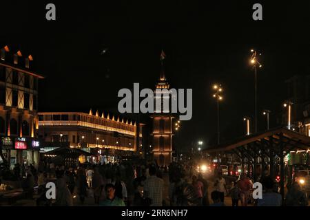 Srinagar Kaschmir, Indien. September 2023. Die Menschen gehen in der Nähe des farbenfrohen, beleuchteten, ikonischen Ghanta Ghar (Uhrturm) in Srinagar spazieren. Lal Chowk, das Nervenzentrum und Geschäftszentrum von Srinagar, wurde unter der Srinagar Smart City renoviert und die Fassade der gesamten Gegend wurde modernisiert, um Touristen und Einheimische in Scharen in die Gegend zu locken. Am 6. September 2023 in Srinagar Kaschmir, Indien. (Bildauszug: © Firdous Nazir/Okular über ZUMA Press Wire) NUR REDAKTIONELLE VERWENDUNG! Nicht für kommerzielle ZWECKE! Stockfoto