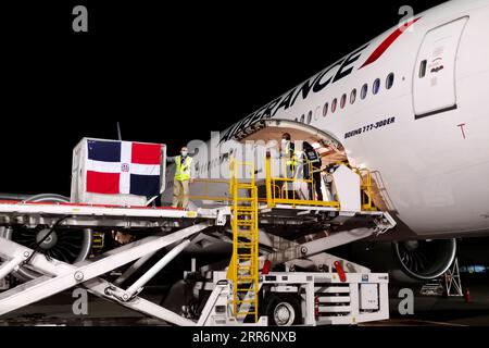 210224 -- SANTO DOMINGO, 24. Februar 2021 -- Mitarbeiter entladen am internationalen Flughafen von Santo Domingo, der Dominikanischen Republik, am 23. Februar 2021 eine Reihe chinesischer Sinovac COVID-19-Impfstoffe aus dem Flugzeug. Die Dominikanische Republik erhielt am Dienstagabend eine Lieferung von Impfstoffen, die vom chinesischen Pharmaunternehmen Sinovac entwickelt wurden, sagten die Behörden. Foto von Sun Ning/Xinhua DOMINIKANISCHE REPUBLIK-SANTO DOMINGO-CHINA-COVID-19-IMPFSTOFF-ANKUNFT DominicanxRepublic sxVicepresidency PUBLICATIONxNOTxINxCHN Stockfoto