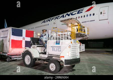 210224 -- SANTO DOMINGO, 24. Februar 2021 -- Ein Mitarbeiter transportiert Chinas Sinovac COVID-19-Impfstoffe am internationalen Flughafen von Santo Domingo, Dominikanische Republik, 23. Februar 2021. Die Dominikanische Republik erhielt am Dienstagabend eine Lieferung von Impfstoffen, die vom chinesischen Pharmaunternehmen Sinovac entwickelt wurden, sagten die Behörden. /Handout über Xinhua DOMINIKANISCHE REPUBLIK-SANTO DOMINGO-CHINA-COVID-19-VACCINE-ARRIVAL DominicanxRepublic sxVicepresidency PUBLICATIONxNOTxINxCHN Stockfoto