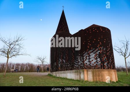 210225 -- BRÜSSEL, 25. Februar 2021 -- das Foto vom 24. Februar 2021 zeigt eine durchsichtige Kirche, ein ortsspezifisches Werk mit dem Titel Reading Between the Lines außerhalb der Stadt Borgloon, Belgien. Das 2011 vom belgischen Architektenduo Gijs Van Vaerenbergh fertiggestellte Projekt ist 10 Meter hoch und besteht aus 100 Schichten und 2000 Stahlsäulen. BELGIEN-BORGLOON-DURCHSICHTIGE KIRCHE ZhangxCheng PUBLICATIONxNOTxINxCHN Stockfoto