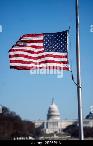 210225 -- WASHINGTON, D.C., 25. Februar 2021 -- am 24. Februar 2021 in Washington D.C., den Vereinigten Staaten, fliegt Eine Nationalflagge der Vereinigten Staaten auf halbem Stab am Washington Monument, um die mehr als eine halbe Million Todesopfer zu beklagen. U.S.-WASHINGTON-COVID-19-FLAGGEN BEI HALF-STAFF LIUXJIE PUBLICATIONXNOTXINXCHN Stockfoto