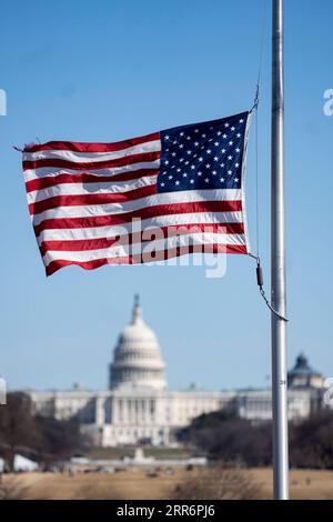 210225 -- WASHINGTON, D.C., 25. Februar 2021 -- am 24. Februar 2021 in Washington D.C., den Vereinigten Staaten, fliegt Eine Nationalflagge der Vereinigten Staaten auf halbem Stab am Washington Monument, um die mehr als eine halbe Million Todesopfer zu beklagen. U.S.-WASHINGTON-COVID-19-FLAGGEN BEI HALF-STAFF LIUXJIE PUBLICATIONXNOTXINXCHN Stockfoto