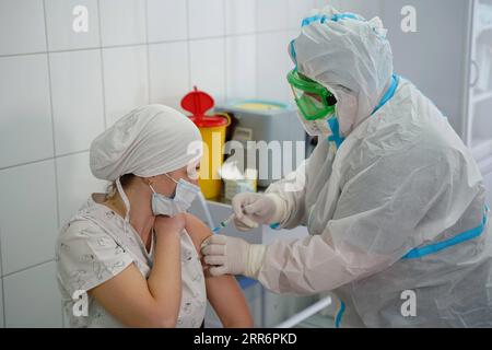 210225 -- KIEW, 25. Februar 2021 -- Eine medizinische Fachkraft erhält eine Dosis COVID-19-Impfstoff im Brovary Central District Hospital, Brovary City, Ukraine, 24. Februar 2021. Die erste Phase der Massenimpfung gegen COVID-19 hat in der Ukraine begonnen, sagte Gesundheitsminister Maxym Stepanov am Mittwoch. Der Prozess der Impfung gegen COVID-19 beginnt heute. Die ersten Impfstoffe wurden heute um 7 Uhr morgens in die Regionen geschickt, zitierte Interfax-Ukraine Stepanov am Mittwoch. Die Ukraine erhielt am Dienstag die erste Charge mit 500.000 Dosen Oxford-AstraZeneca COVID-19-Impfstoff. UKRAINE-KIEW-COVID-19-VACCINAT Stockfoto