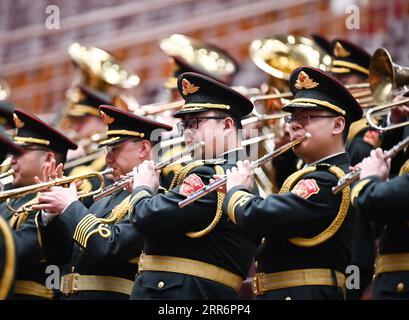 210225 -- PEKING, 25. Februar 2021 -- Eine große Versammlung wird abgehalten, um die Erfolge der Nation bei der Armutsbekämpfung zu würdigen und um Modell-Armutskämpfer in der Großen Halle des Volkes in Peking, der Hauptstadt Chinas, am 25. Februar 2021 zu ehren. CHINA-PEKING-ARMUTSBEKÄMPFUNG-GROSSE VERSAMMLUNG CN LIXXIANG PUBLICATIONXNOTXINXCHN Stockfoto