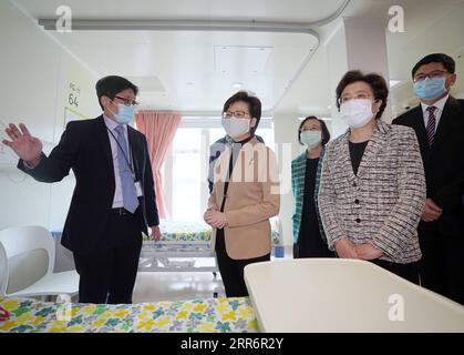 210225 -- HONGKONG, 25. Februar 2021 -- Carrie Lam 2nd L, Chief Executive der Sonderverwaltungsregion Hongkong HKSAR, Qiu Hong 2nd R, stellvertretender Leiter des Verbindungsbüros der Zentralen Volksregierung im HKSAR und andere Gäste besuchen eine Station des North Lantau Hospital Hong Kong Infection Control Center HKICC im südchinesischen Hongkong, 25. Februar 2021. Das von der Zentralregierung finanzierte North Lantau HKICC wurde am Donnerstag eingeweiht und wird am Freitag zunächst eine Station mit 48 Isolationsbetten eröffnen. Das HKICC ist das letzte der drei von der Zentralregierung unterstützten Projekte für Hongkong bis c Stockfoto