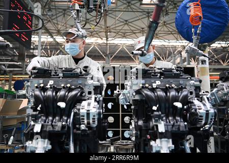 210226 -- HARBIN, 26. Februar 2021 -- Menschen arbeiten in einer Werkstatt von Harbin Dongan Automotive Engine Manufacturing Co., Ltd. In der nordöstlichen chinesischen Provinz Heilongjiang, 25. Februar 2021. Im Januar 2021 stiegen der Produktumsatz und der Umsatz des Unternehmens im Vergleich zum Vorjahr um 10,79 Prozent bzw. 18,34 Prozent. CHINA-HEILONGJIANG-HARBIN-MOTOR-HERSTELLUNG CN WANGXJIANWEI PUBLICATIONXNOTXINXCHN Stockfoto