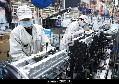 210226 -- HARBIN, 26. Februar 2021 -- Menschen arbeiten in einer Werkstatt von Harbin Dongan Automotive Engine Manufacturing Co., Ltd. In der nordöstlichen chinesischen Provinz Heilongjiang, 25. Februar 2021. Im Januar 2021 stiegen der Produktumsatz und der Umsatz des Unternehmens im Vergleich zum Vorjahr um 10,79 Prozent bzw. 18,34 Prozent. CHINA-HEILONGJIANG-HARBIN-MOTOR-HERSTELLUNG CN WANGXJIANWEI PUBLICATIONXNOTXINXCHN Stockfoto