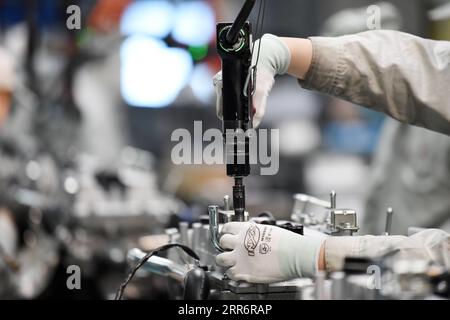 210226 -- HARBIN, 26. Februar 2021 -- Ein Arbeiter produziert Motoren in einer Werkstatt von Harbin Dongan Automotive Engine Manufacturing Co., Ltd. In der nordöstlichen chinesischen Provinz Heilongjiang, 25. Februar 2021. Im Januar 2021 stiegen der Produktumsatz und der Umsatz des Unternehmens im Vergleich zum Vorjahr um 10,79 Prozent bzw. 18,34 Prozent. CHINA-HEILONGJIANG-HARBIN-MOTOR-HERSTELLUNG CN WANGXJIANWEI PUBLICATIONXNOTXINXCHN Stockfoto