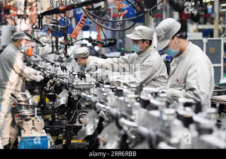 210226 -- HARBIN, 26. Februar 2021 -- Menschen arbeiten in einer Werkstatt von Harbin Dongan Automotive Engine Manufacturing Co., Ltd. In der nordöstlichen chinesischen Provinz Heilongjiang, 25. Februar 2021. Im Januar 2021 stiegen der Produktumsatz und der Umsatz des Unternehmens im Vergleich zum Vorjahr um 10,79 Prozent bzw. 18,34 Prozent. CHINA-HEILONGJIANG-HARBIN-MOTOR-HERSTELLUNG CN WANGXJIANWEI PUBLICATIONXNOTXINXCHN Stockfoto