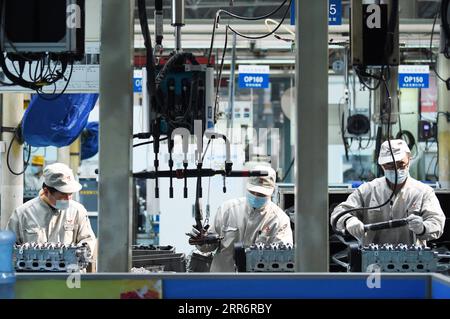 210226 -- HARBIN, 26. Februar 2021 -- Menschen arbeiten in einer Werkstatt von Harbin Dongan Automotive Engine Manufacturing Co., Ltd. In der nordöstlichen chinesischen Provinz Heilongjiang, 25. Februar 2021. Im Januar 2021 stiegen der Produktumsatz und der Umsatz des Unternehmens im Vergleich zum Vorjahr um 10,79 Prozent bzw. 18,34 Prozent. CHINA-HEILONGJIANG-HARBIN-MOTOR-HERSTELLUNG CN WANGXJIANWEI PUBLICATIONXNOTXINXCHN Stockfoto