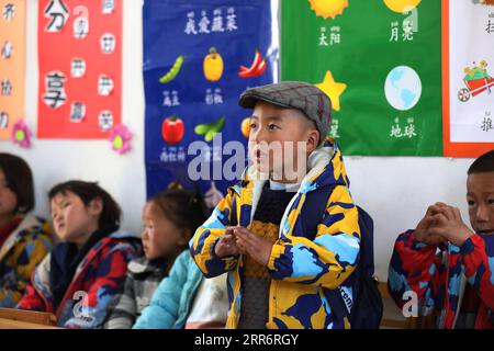 210226 -- LIANGSHAN, 26. Februar 2021 -- Jijue Jizhus jüngerer Bruder tritt am 24. Februar 2021 im Kindergarten in der südwestchinesischen Provinz Sichuan auf. An einem verschneiten Tag im Februar 2018 ging ein neunjähriger Junge mit seinem jüngeren Bruder auf dem Rücken in der Autonomen Präfektur Liangshan Yi in der Provinz Sichuan bergab, auf dem Weg zum Haus seines Großvaters mütterlicherseits an einem Umzugsort. Xinhua-Korrespondent hat den Moment festgehalten. Das Foto bewegte viele Chinesen. Mit Hilfe gezielter Armutsbekämpfung verabschiedete sich Jijue Jizhus Familie von dem lehmhaus in einem Berggebiet und zog in ein Spa Stockfoto