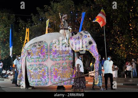 210226 -- COLOMBO, 26. Februar 2021 -- ein Elefant nimmt am 26. Februar 2021 an der Navam Perahera im Gangaramaya-Tempel in Colombo, Sri Lanka, Teil. Künstler und Elefanten versammelten sich am Freitag im Gangaramaya-Tempel, um an der jährlichen Navam Perahera teilzunehmen. SRI LANKA-COLOMBO-NAVAM PERAHERA TangxLu PUBLICATIONxNOTxINxCHN Stockfoto