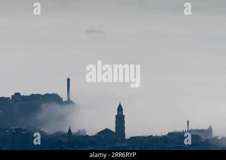 210227 -- SPLIT, 27. Februar 2021 -- Foto aufgenommen am 26. Februar 2021 zeigt den Glockenturm der Kathedrale von St. Domnius an einem nebeligen Tag in der Stadt Split, Kroatiens zweitgrößte Stadt. /Pixsell via Xinhua CROATIA-SPLIT-FOG MilanxSabic PUBLICATIONxNOTxINxCHN Stockfoto