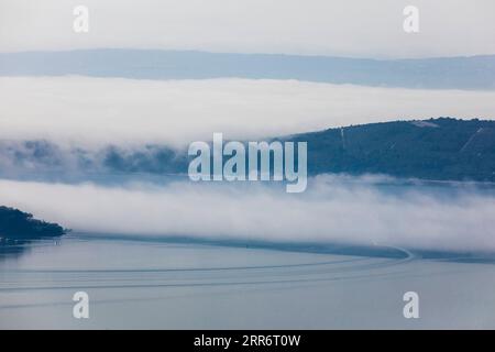 210227 -- SPLIT, 27. Februar 2021 -- Foto aufgenommen am 26. Februar 2021 zeigt die nebelbedeckte Küste der Stadt Split, Kroatiens zweitgrößte Stadt. /Pixsell via Xinhua CROATIA-SPLIT-FOG MiroslavxLelas PUBLICATIONxNOTxINxCHN Stockfoto