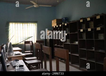 210227 -- ZAMFARA, 27. Februar 2021 -- Foto aufgenommen am 26. Februar 2021 zeigt ein Klassenzimmer der Government Girls Secondary School in Jangebe im Regierungsbezirk Talata-Mafara im Bundesstaat Zamfara, Nigeria. Die nigerianische Polizei bestätigte, dass Anfang Freitag 317 Schüler aus einer Mädchenschule im Nordwesten von Zamfara entführt wurden. In einer Erklärung, die Xinhua zur Verfügung gestellt wurde, sagte Mohammed Shehu, Sprecher der Polizei in Zamfara, 317 Studenten wurden von nicht identifizierten Schützen nach ihrem Angriff auf die Government Girls Secondary School in Jangebe, einer Stadt im Talata des Bundesstaates, entführt Stockfoto