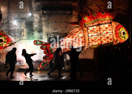 210227 -- SHEXIAN, 27. Februar 2021 -- lokale Dorfbewohner veranstalten im Dorf Wangmantian, Shexian County der Stadt Huangshan, ostchinesische Provinz Anhui, 26. Februar 2021 eine Parade mit fischförmigen Laternen. Lokale Dorfbewohner haben die Tradition, fischförmige Laternen zu bauen, um für Ernte und Glück zu beten, auf dem Laternenfest, das am 15. Tag des ersten Mondmonats, dem 26. Februar dieses Jahres, stattfindet. CHINA-ANHUI-SHEXIAN COUNTY-LATERNE FESTIVAL-PARADE CN HANXXU PUBLICATIONXNOTXINXCHN Stockfoto