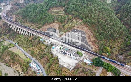 210228 -- BAISE, 28. Februar 2021 -- Luftbild zeigt einen Zug, der den Bahnhof Ceheng entlang der Nanning-Kunming-Bahn verlässt, 26. Februar 2021. CHINA-NANNING-KUNMING EISENBAHNLANDSCHAFT CN ZHANGXAILIN PUBLICATIONXNOTXINXCHN Stockfoto