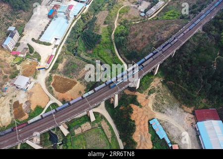 210228 -- BAISE, 28. Februar 2021 -- Luftbild zeigt zwei Züge, die auf einer Eisenbahnbrücke des Yanlong-Bahnhofs entlang der Nanning-Kunming-Bahn fahren, 24. Februar 2021. CHINA-NANNING-KUNMING EISENBAHNLANDSCHAFT CN ZHANGXAILIN PUBLICATIONXNOTXINXCHN Stockfoto