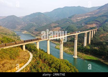 210228 -- BAISE, 28. Februar 2021 -- Luftbild zeigt einen Zug, der auf der Nanpan River Railway Bridge entlang der Nanning-Kunming Railway fährt, 24. Februar 2021. CHINA-NANNING-KUNMING EISENBAHNLANDSCHAFT CN ZHANGXAILIN PUBLICATIONXNOTXINXCHN Stockfoto