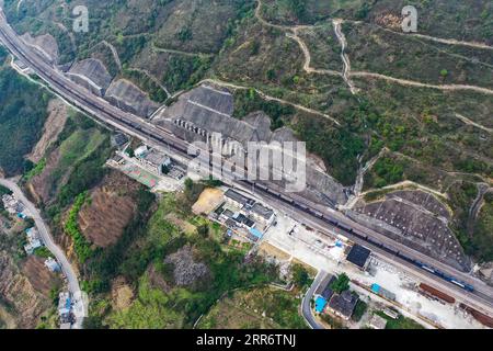 210228 -- BAISE, 28. Februar 2021 -- Luftbild zeigt einen Zug, der am Bahnhof Badu entlang der Nanning-Kunming-Bahn hält, 24. Februar 2021. CHINA-NANNING-KUNMING EISENBAHNLANDSCHAFT CN ZHANGXAILIN PUBLICATIONXNOTXINXCHN Stockfoto