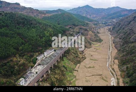 210228 -- BAISE, 28. Februar 2021 -- Luftbild zeigt einen Zug, der sich dem Bahnhof Banqi entlang der Nanning-Kunming-Bahn nähert, 26. Februar 2021. CHINA-NANNING-KUNMING EISENBAHNLANDSCHAFT CN ZHANGXAILIN PUBLICATIONXNOTXINXCHN Stockfoto