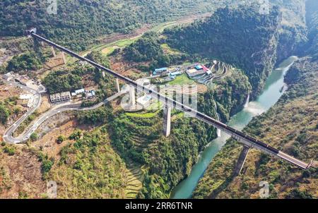 210228 -- BAISE, 28. Februar 2021 -- Luftbild zeigt einen Zug, der auf der Qingshui River Bridge der Xingyi Station entlang der Nanning-Kunming Railway fährt, 25. Februar 2021. CHINA-NANNING-KUNMING EISENBAHNLANDSCHAFT CN ZHANGXAILIN PUBLICATIONXNOTXINXCHN Stockfoto