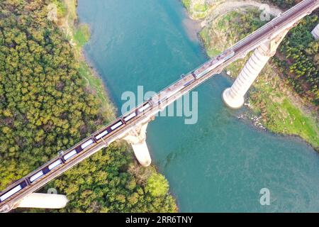 210228 -- BAISE, 28. Februar 2021 -- Luftbild zeigt einen Zug, der auf der Nanpan River Railway Bridge entlang der Nanning-Kunming Railway fährt, 24. Februar 2021. CHINA-NANNING-KUNMING EISENBAHNLANDSCHAFT CN ZHANGXAILIN PUBLICATIONXNOTXINXCHN Stockfoto