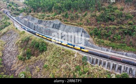 210228 -- BAISE, 28. Februar 2021 -- Luftbild zeigt zwei Züge, die in der Nähe des Bahnhofs Banqi entlang der Nanning-Kunming-Eisenbahn verkehren, 26. Februar 2021. CHINA-NANNING-KUNMING EISENBAHNLANDSCHAFT CN ZHANGXAILIN PUBLICATIONXNOTXINXCHN Stockfoto